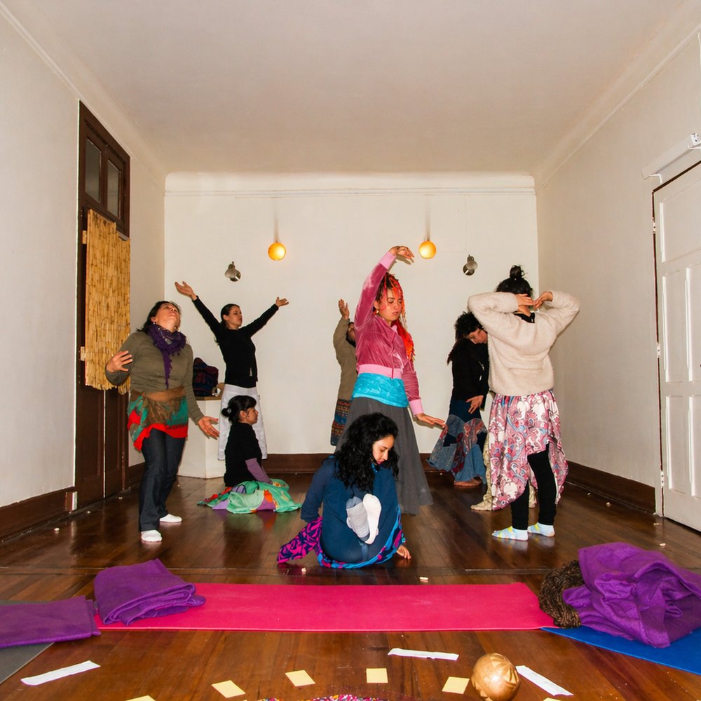 Círculo de mujeres en danza — Escuela Lunar