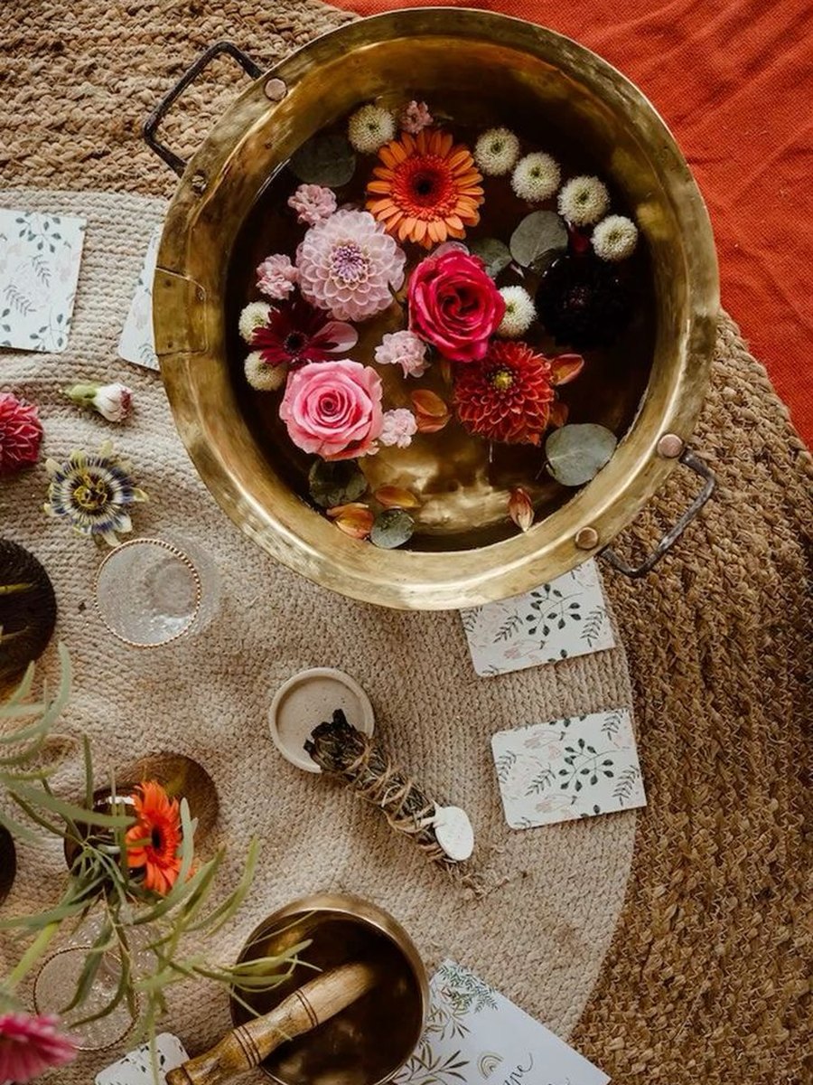 Cuenco con flores en un altar de círculo de mujeres