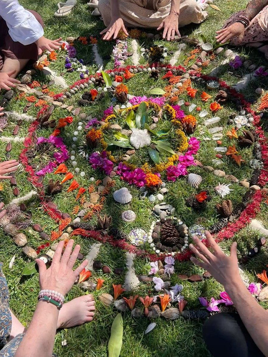 Mandala floral creado en círculo con las manos
